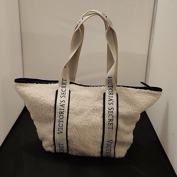 BRAND NEW VICTORIA'S SECRET LARGE TOTE BAG COZY PLUSH SHERPA FLEECE - Picture 3 of 12